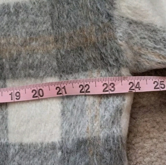 Evereve Women's Faux Fur Jacket Coat Size L Plaid Button Close Heavyweight Grey - Picture 8 of 10